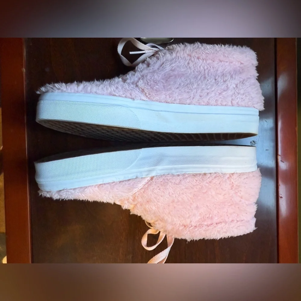 Vans Light Pink Shearling Chukka Sneakers Woman’s size 9/men’s size 7.5 NWOT